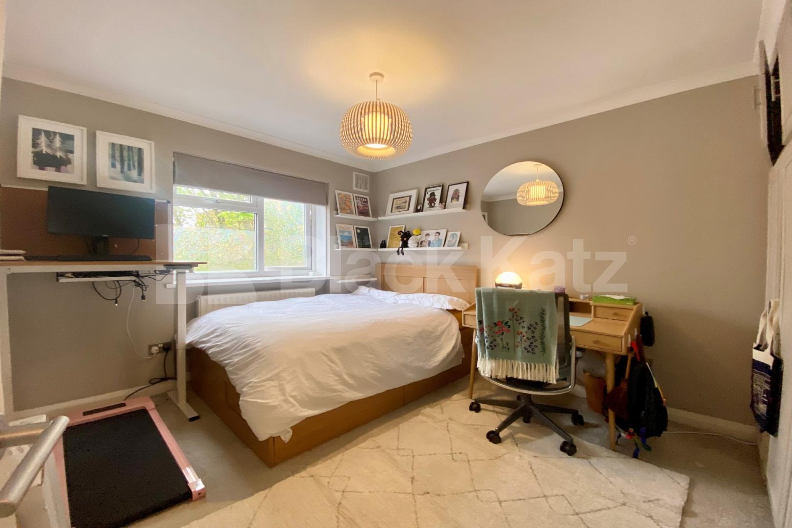Contemporary and stylish two bedroomed in the heart of Brixton Arlington Lodge Brixton hill, Brixton